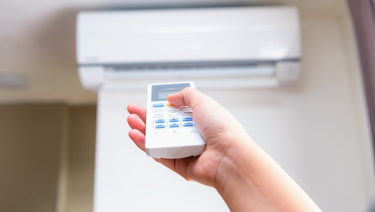 Unidad de aire acondicionado con un signo de prohibido.