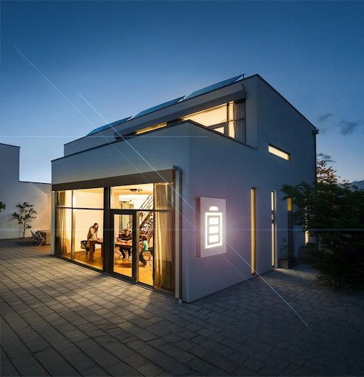 Diagrama del funcionamiento de un sistema de respaldo de energía solar en un hogar